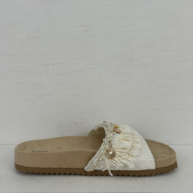 Zomerse slippers met franjes beige