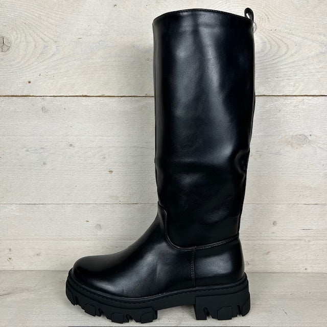 Hoge leatherlook laars met stoere zool zwart