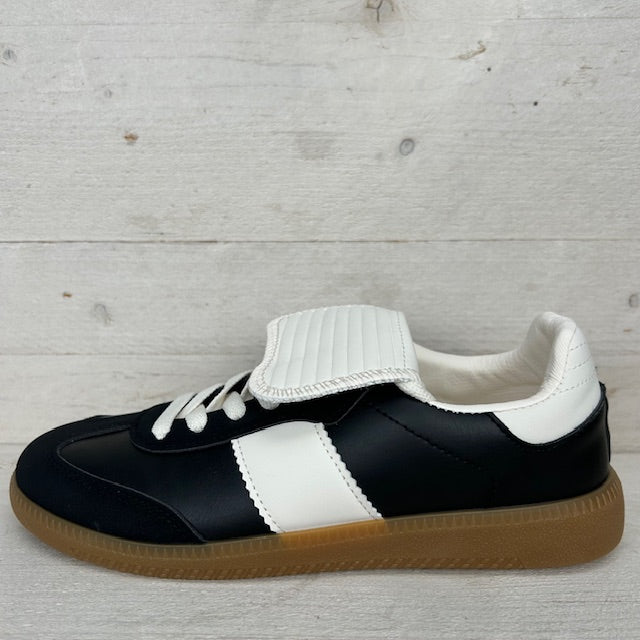 Trendy retro sneaker met flap zwart