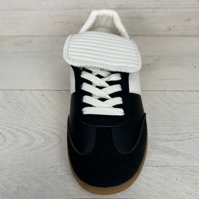 Trendy retro sneaker met flap zwart