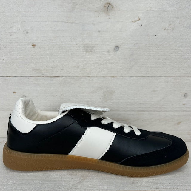 Trendy retro sneaker met flap zwart