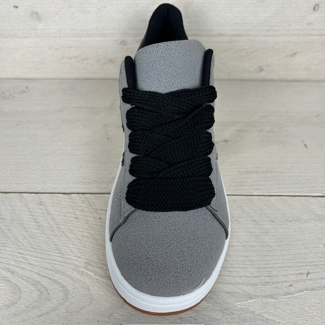 Trendy sneakers met leuke retrozool grijs