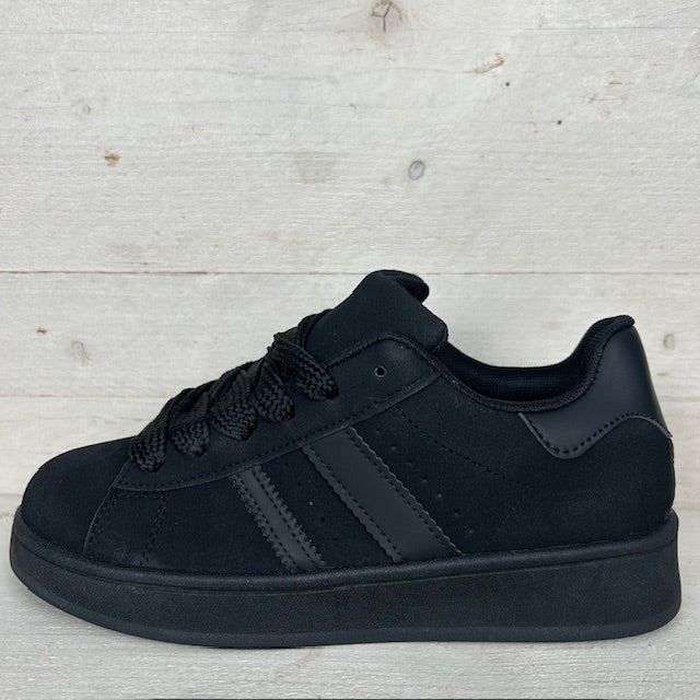 Trendy sneakers met leuke retrozool all black