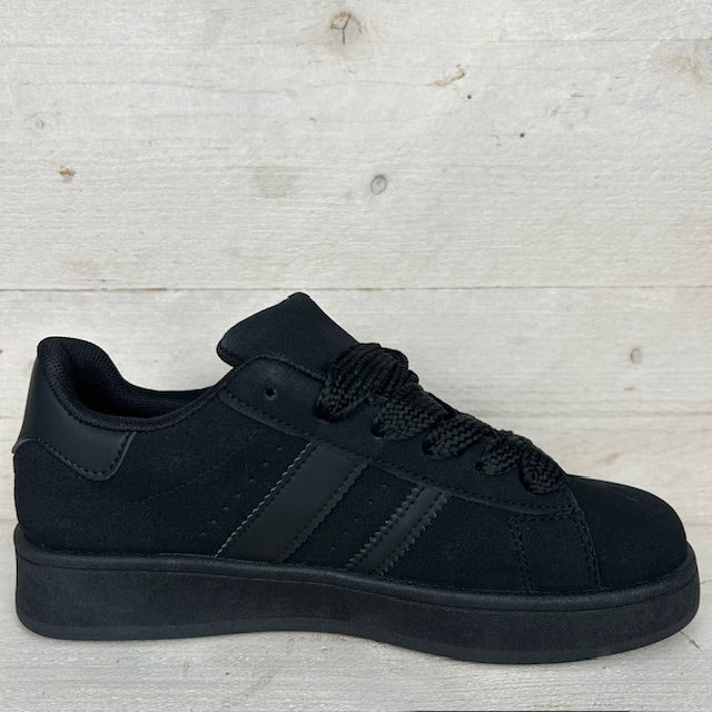 Trendy sneakers met leuke retrozool all black
