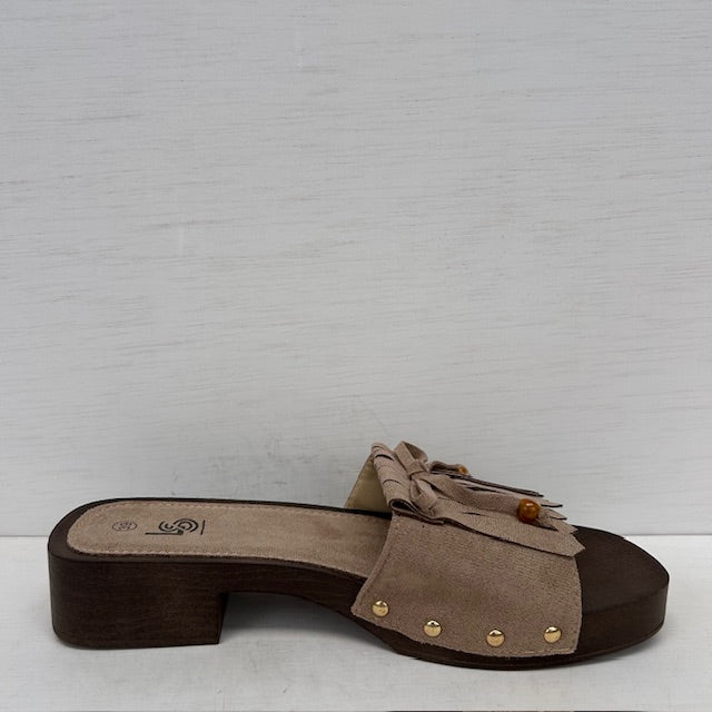 Leuke slippers met hakje en franjes taupe