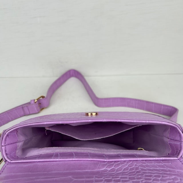 Schoudertasje met crocoprint paars