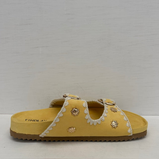 Leuke zomerse sandalen met studs geel