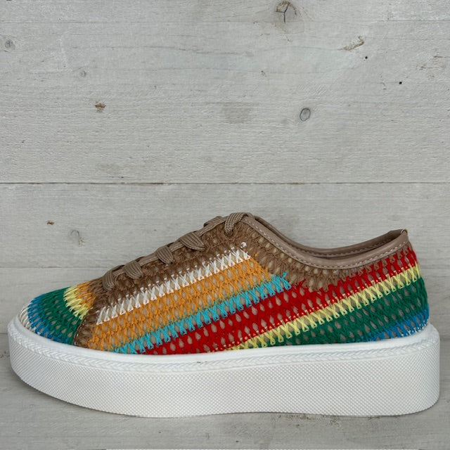 Kleurrijke sneaker met gevlochten motief