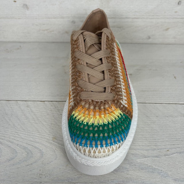 Kleurrijke sneaker met gevlochten motief