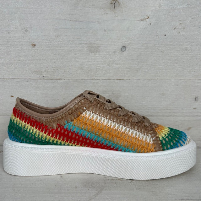 Kleurrijke sneaker met gevlochten motief