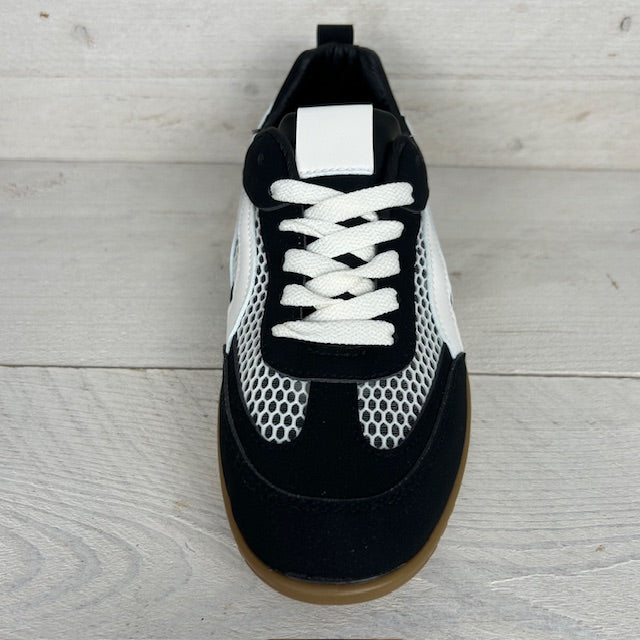 Retro sneaker met gaatjes motief zwart