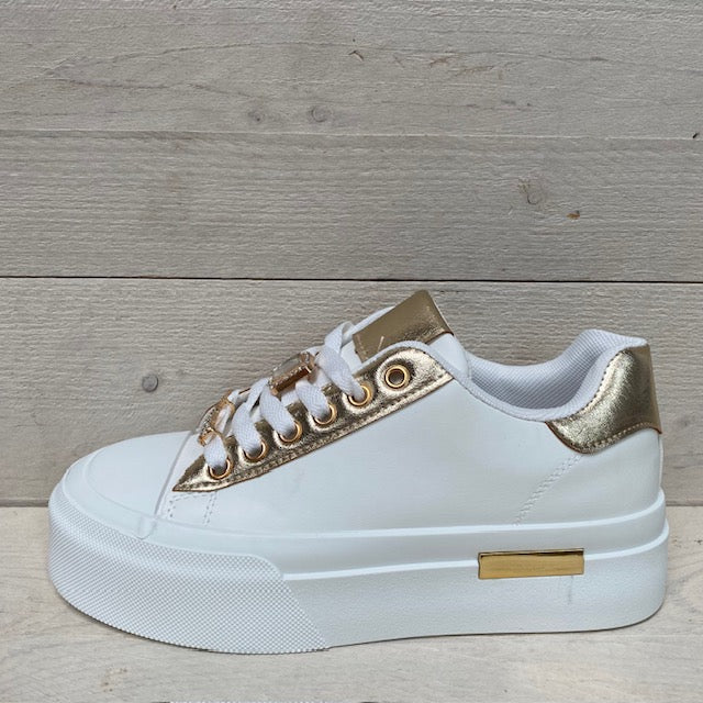 Lage witte sneakers met goud