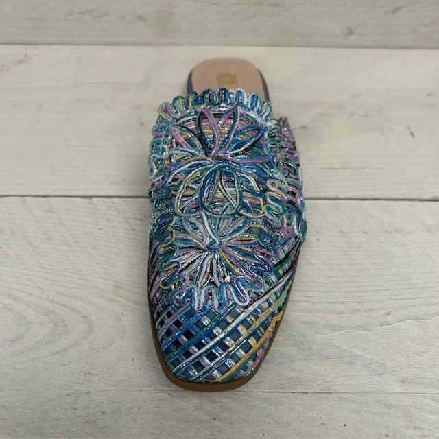 Kleurrijke gevlochten slippers blauw