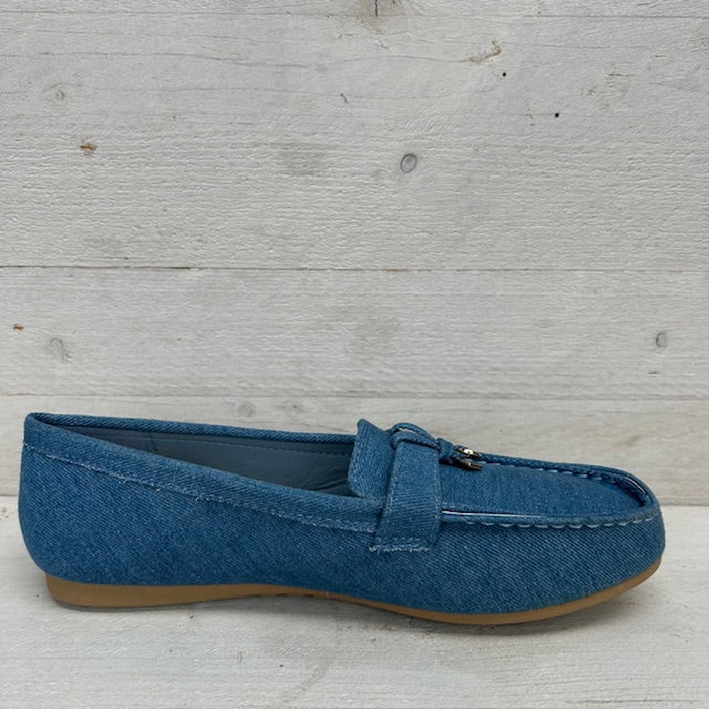 Fraai afgewerkte instappers blauw