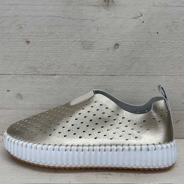 Instapsneakers met gaatjes motief goud