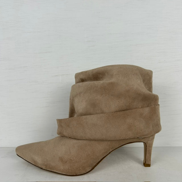Suèdine enkellaarsjes met flap en naaldhakje beige