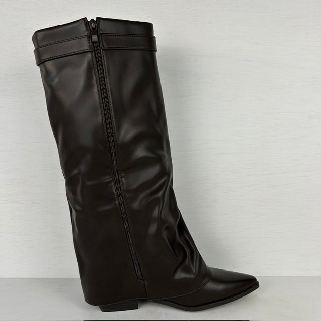 Hoge leatherlook laarzen met gespje en lage hak bruin