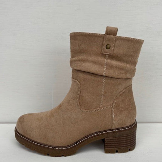 Laarsje met stevige hak beige