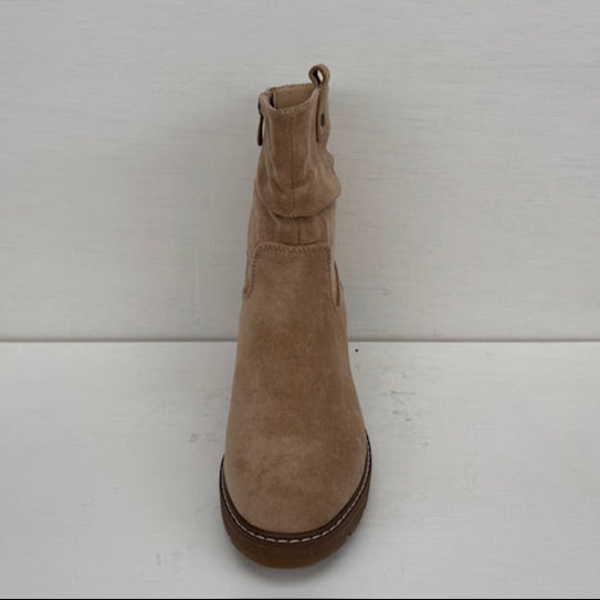 Laarsje met stevige hak beige