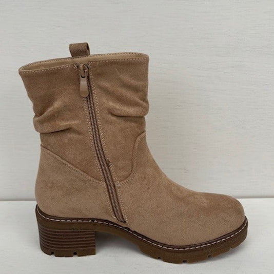 Laarsje met stevige hak beige