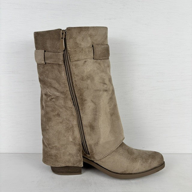 Stoere laarzen met sierlijke flap khaki