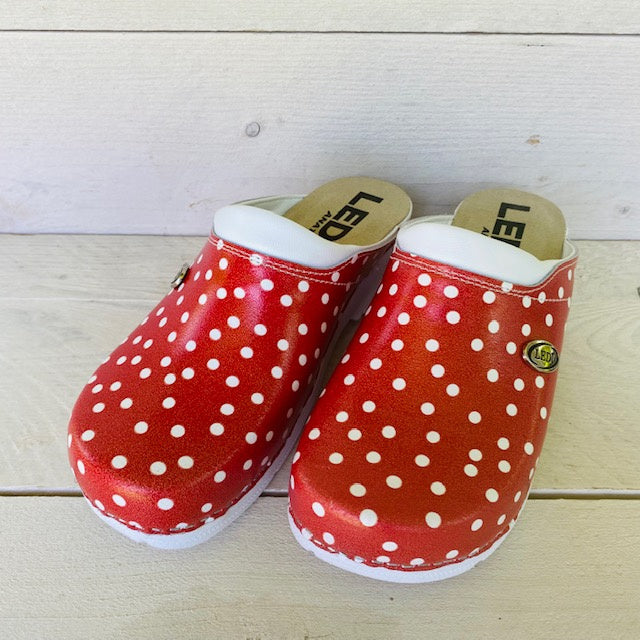 Medische klompen rood dots