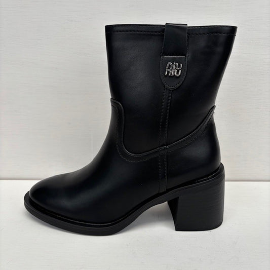 Leatherlook laarsje met stevige hak zwart