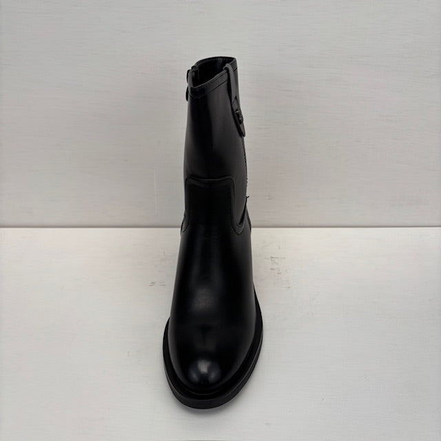 Leatherlook laarsje met stevige hak zwart