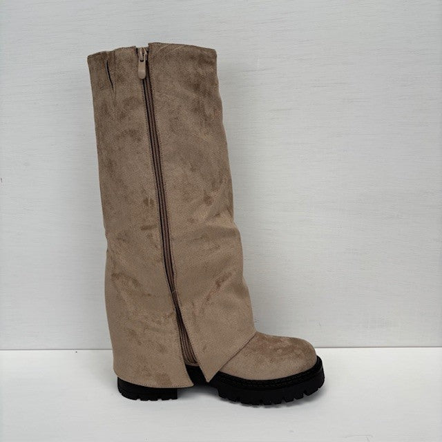 Hoge suedine boots met flap khaki