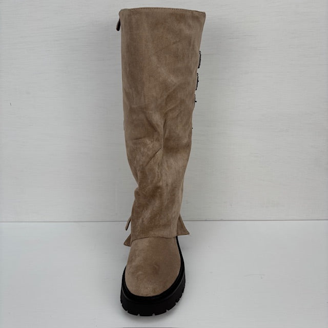 Hoge suedine boots met flap en gespen khaki