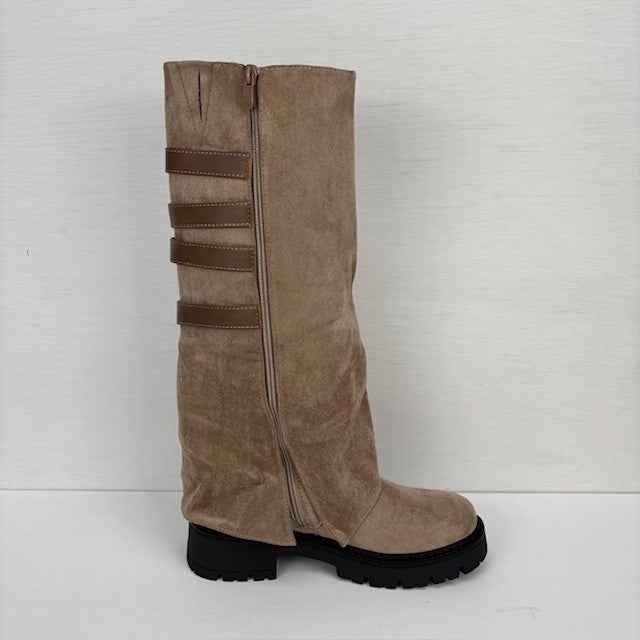 Hoge suedine boots met flap en gespen khaki