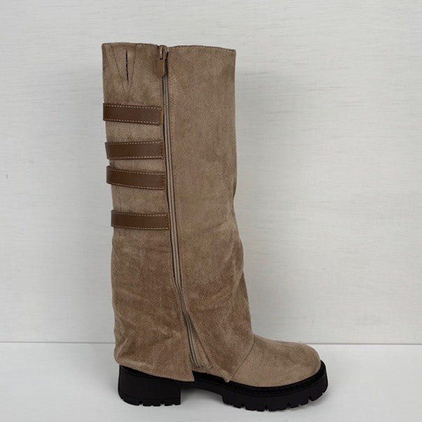 Hoge suedine boots met flap en gespen khaki