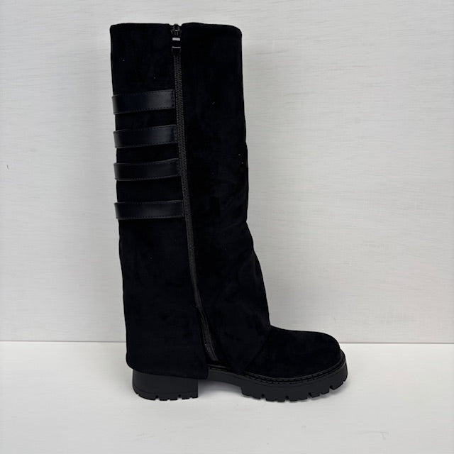 Hoge suedine boots met flap en gespen zwart