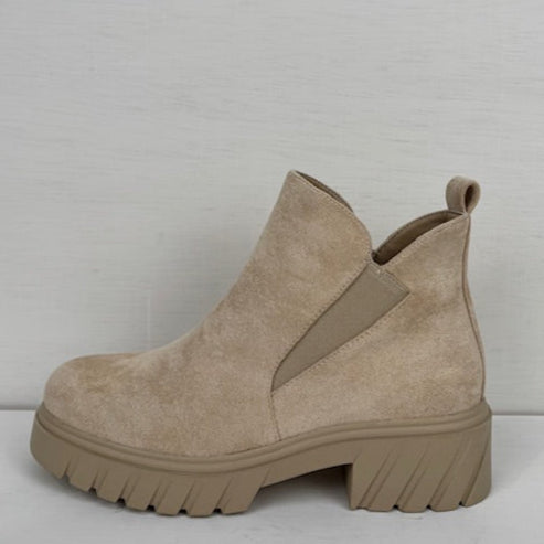 Laag enkellaarsje met stevige hak beige