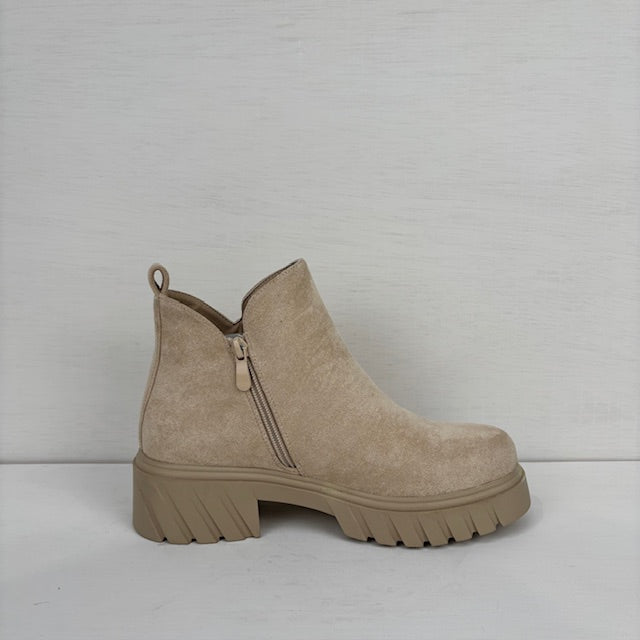 Laag enkellaarsje met stevige hak beige