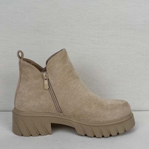 Laag enkellaarsje met stevige hak beige