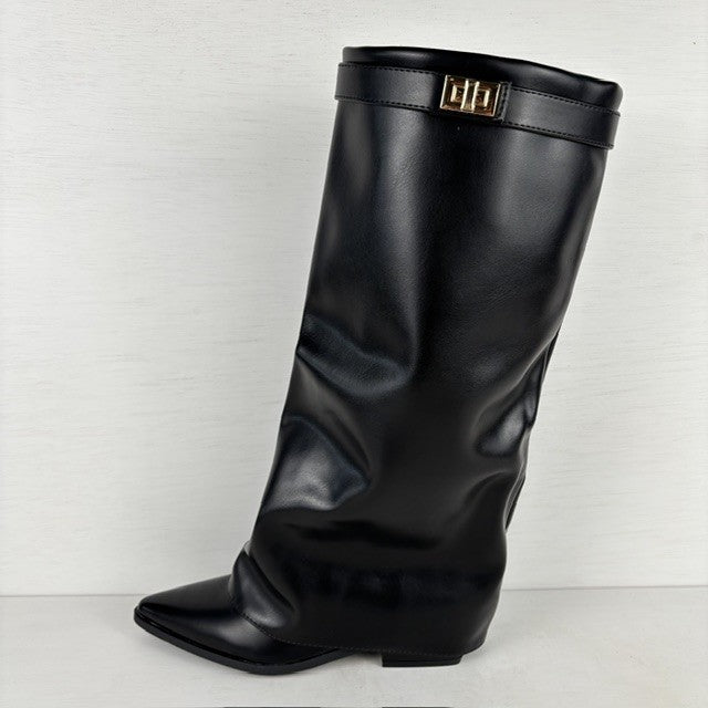 Hoge leatherlook laarzen met gespje en lage hak zwart