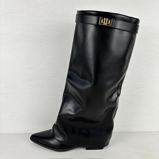 Hoge leatherlook laarzen met gespje en lage hak zwart