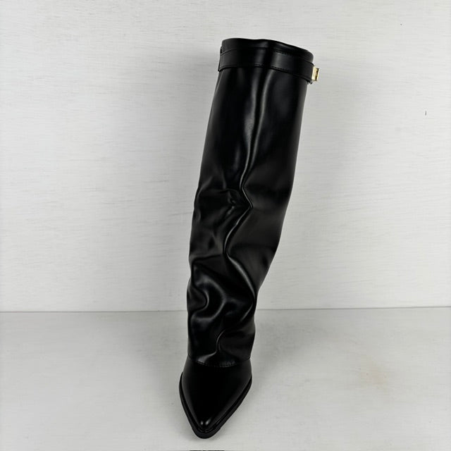 Hoge leatherlook laarzen met gespje en lage hak zwart