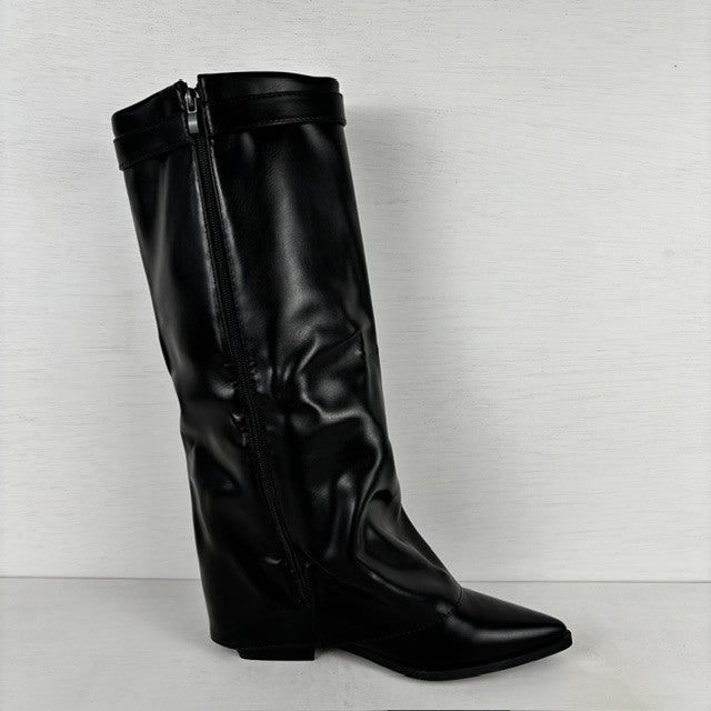 Hoge leatherlook laarzen met gespje en lage hak zwart