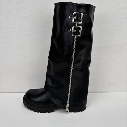 Leatherlook boots met flap en gespjes zwart