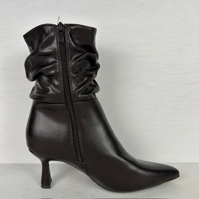 Leatherlook laarsjes met elegant design bruin