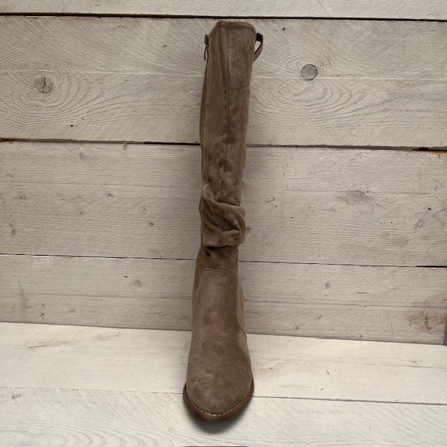 Hoge suèdine laars met stevige hak beige
