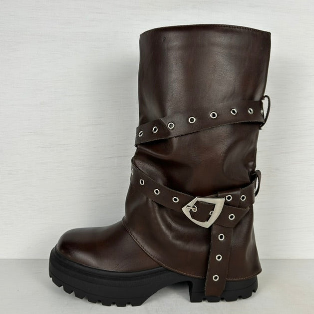 Stoere leatherlook boots met flap en gesp bruin