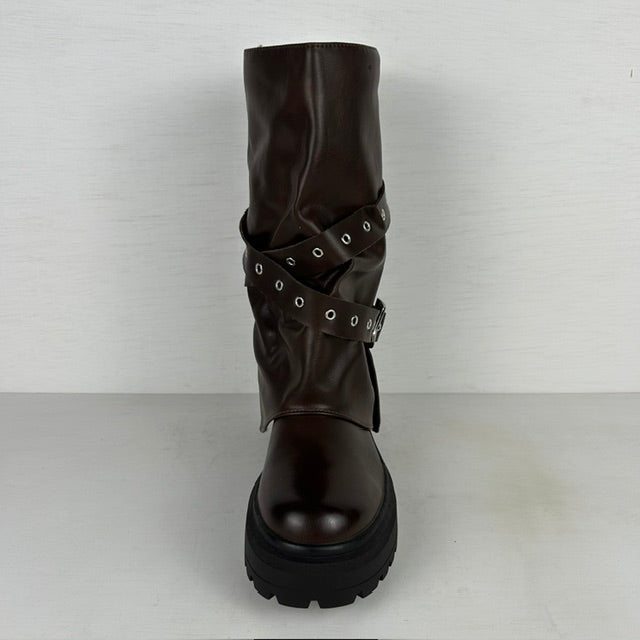 Stoere leatherlook boots met flap en gesp bruin