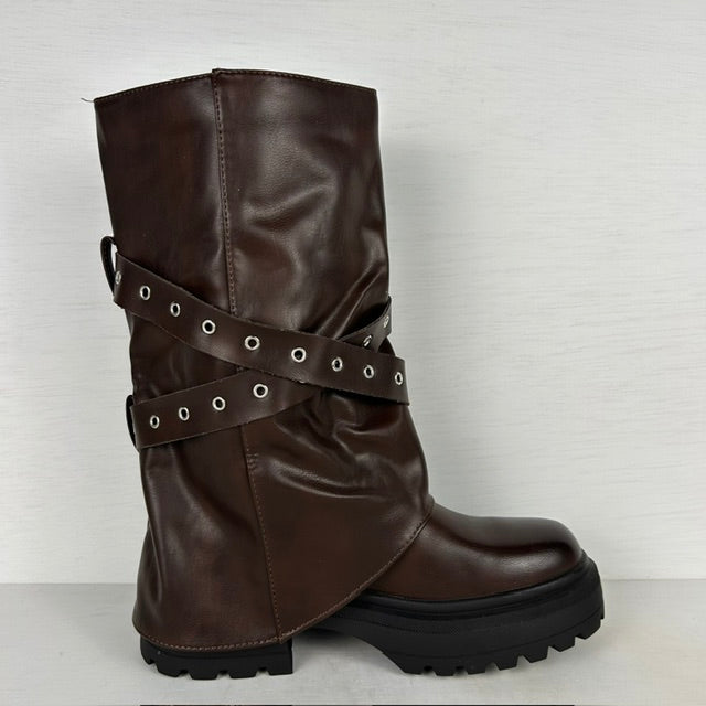 Stoere leatherlook boots met flap en gesp bruin