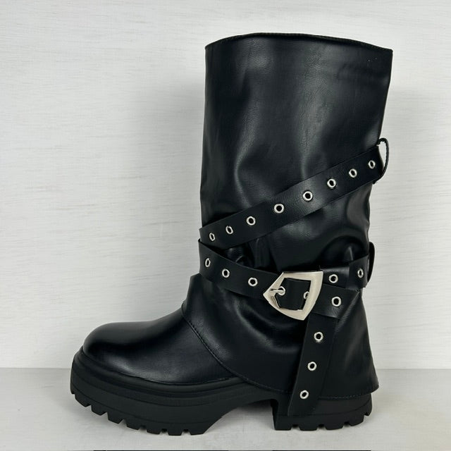 Stoere leatherlook boots met flap en gesp zwart