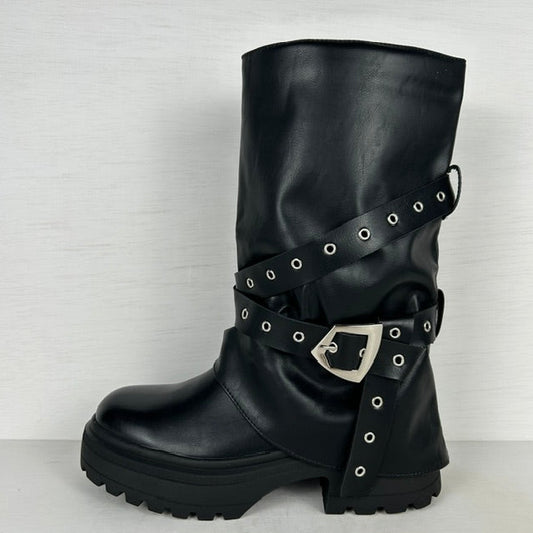 Stoere leatherlook boots met flap en gesp zwart
