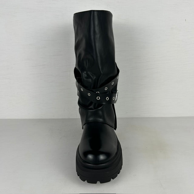 Stoere leatherlook boots met flap en gesp zwart