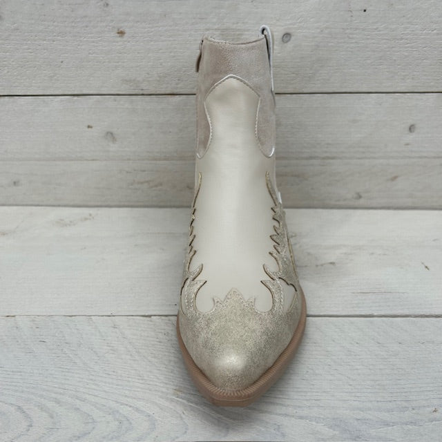 Leuk cowboylaarsje met lage hak goud beige
